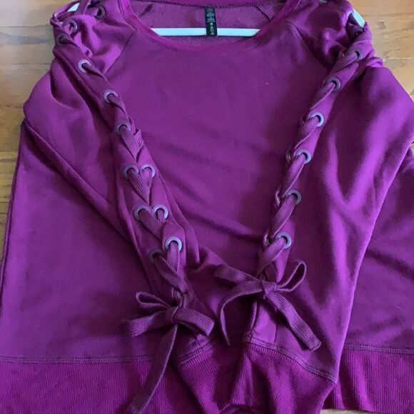 Reflex medium long sleeve and unique sweatshirt. Scoop neck and shoelace sleeves - Picture 7 of 9